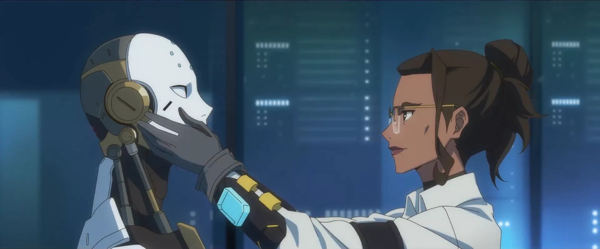 une scientifique tient le visage d'un omniaque dans la série overwatch